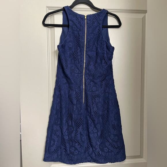 Lilly Pulitzer Augusta Lace Shift Dress in Drippy Paisley Navy Blue | Size 2 - Picture 3 of 7
